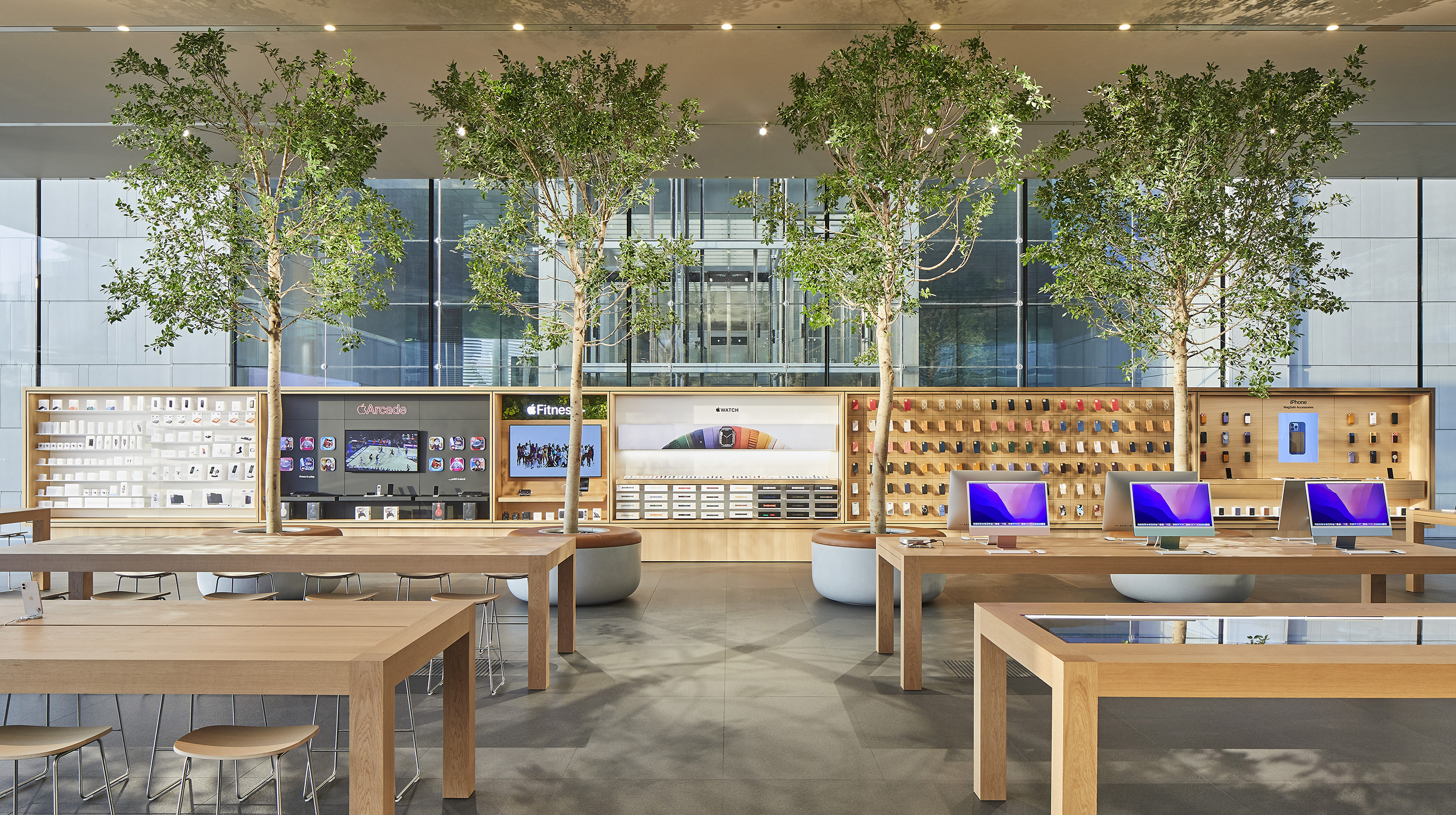 Столы в apple store